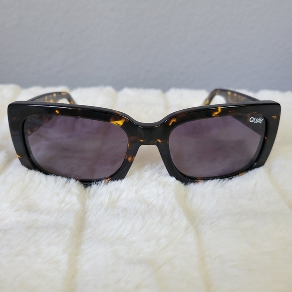 QUAY // ltd ed ultra-chic rectangular tortoise frame black smoke fade lens